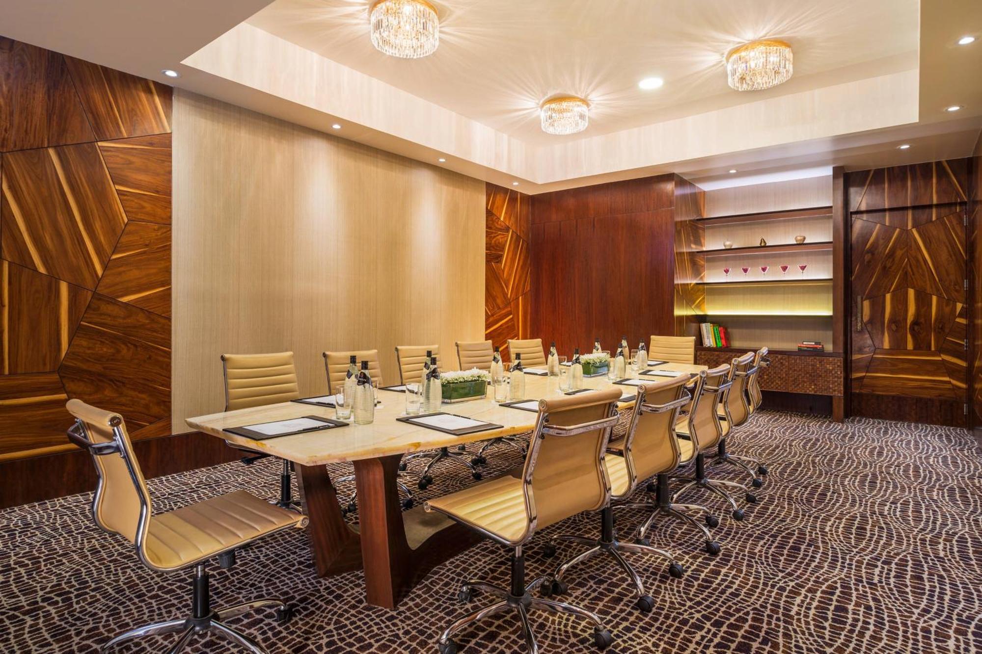 The St. Regis Mumbai Hotel Eksteriør billede Meeting room at the hotel