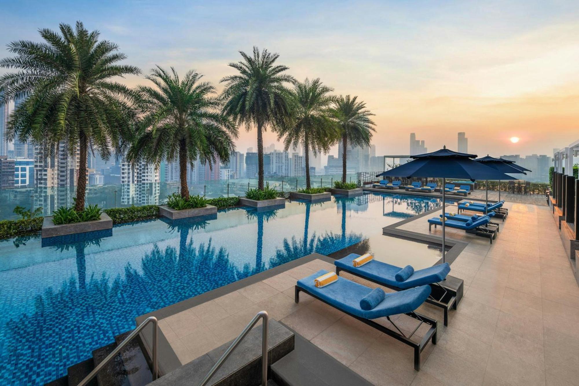 The St. Regis Mumbai Hotel Eksteriør billede The swimming pool at the hotel