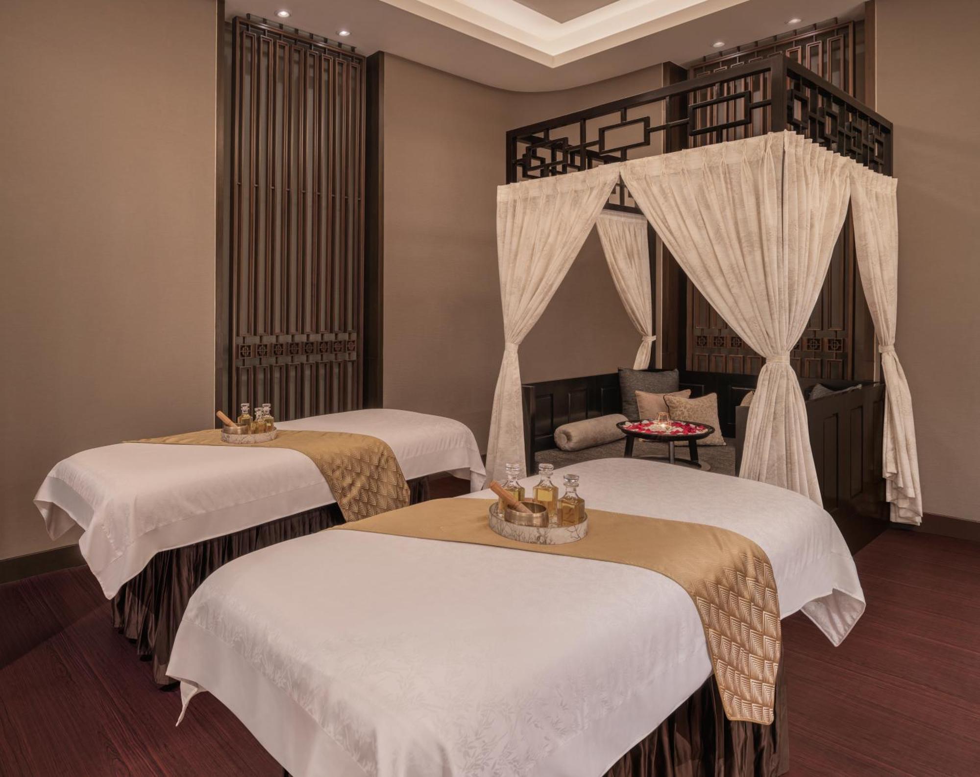 The St. Regis Mumbai Hotel Eksteriør billede A spa treatment room at the Royal Spa